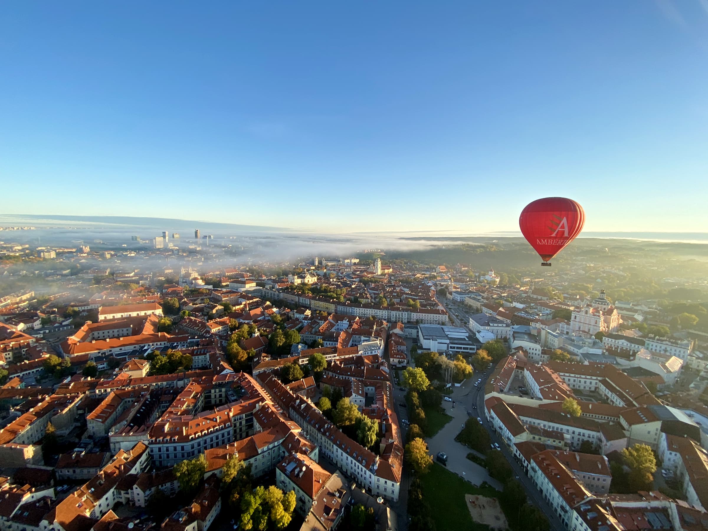 rukas-virs-vilniaus-senamiescio-is-oro-baliono