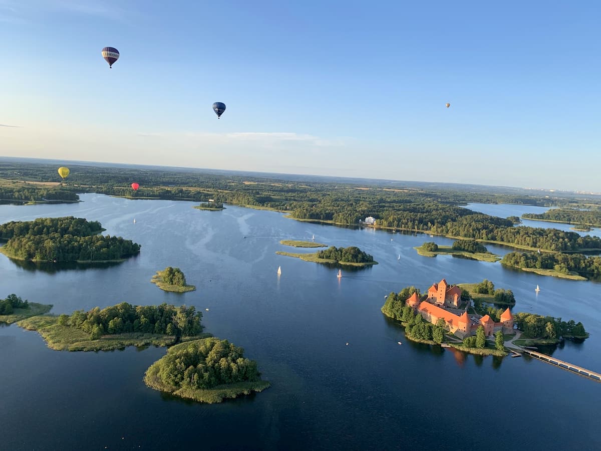 Oro balionai skrenda virš Trakų pilies ir Galvės ežero