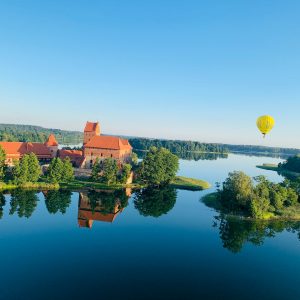 Skrydis oro balionu šeimai Trakuose
